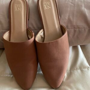 Slides size 8 NY&CO